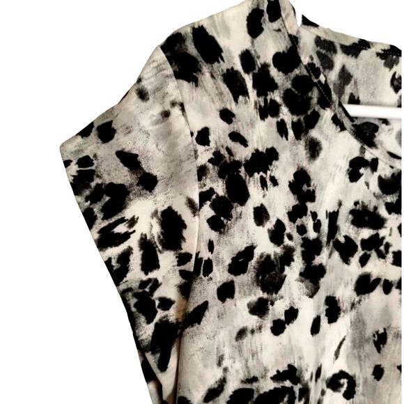 Chicos Black & White Flowy Cheetah Print Blouse - Size 1 (8-10) - Picture 4 of 5